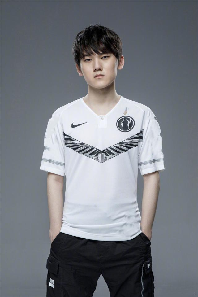 十三水特殊牌型：解析“六对半”与“三顺子”在自动获胜规则下的优先级。（十三水特殊牌型解读：自动获胜规则中“六对半”和“三顺子”的优先顺序）